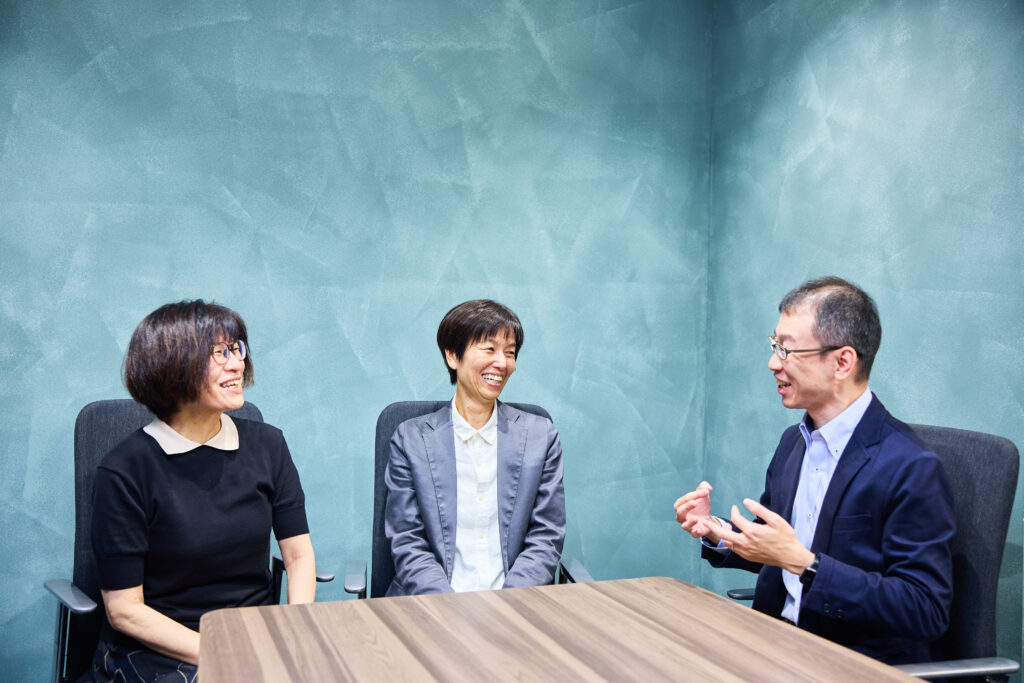 写真左から：株式会社パワー・インタラクティブ 取締役 常務執行役員 遠藤 美加さん、取締役 執行役員 広富 克子さん、株式会社才流 コンサルタント 高橋歩