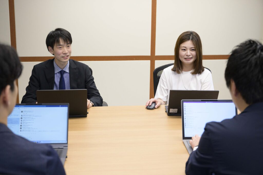 写真：テーブル越しに会話するNTT東日本さまと才流