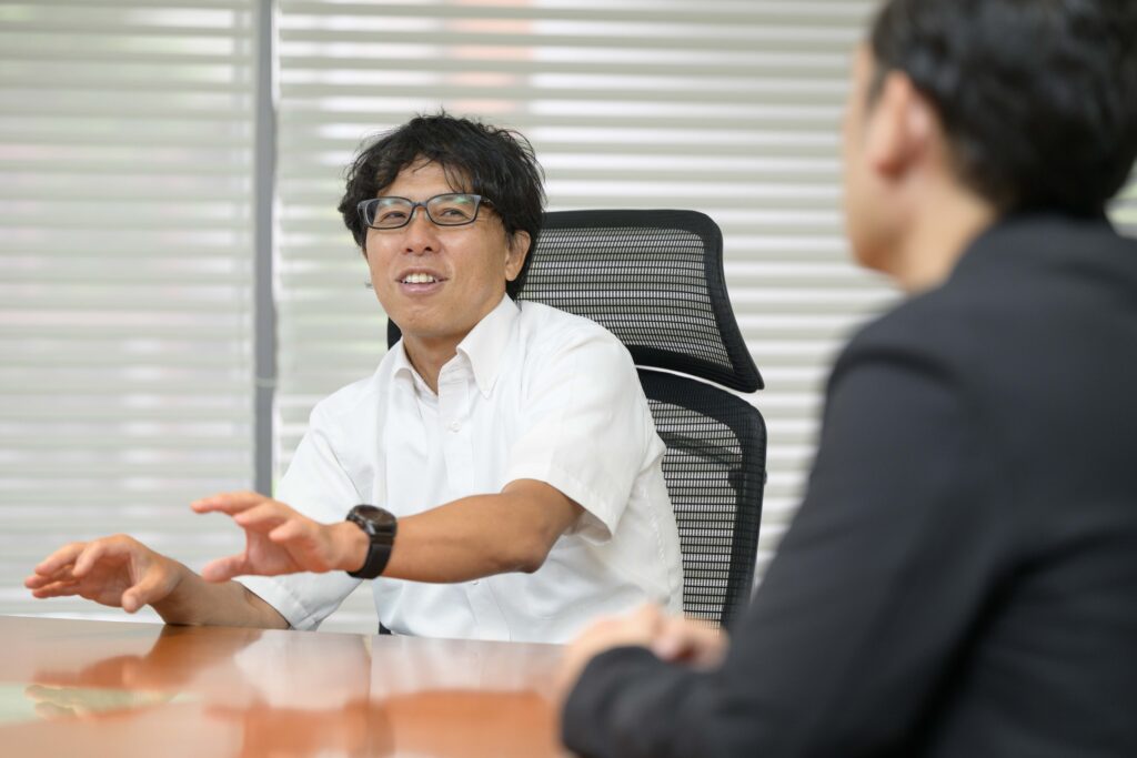 写真：澤井の言葉に応じるアシスト岸和田さん