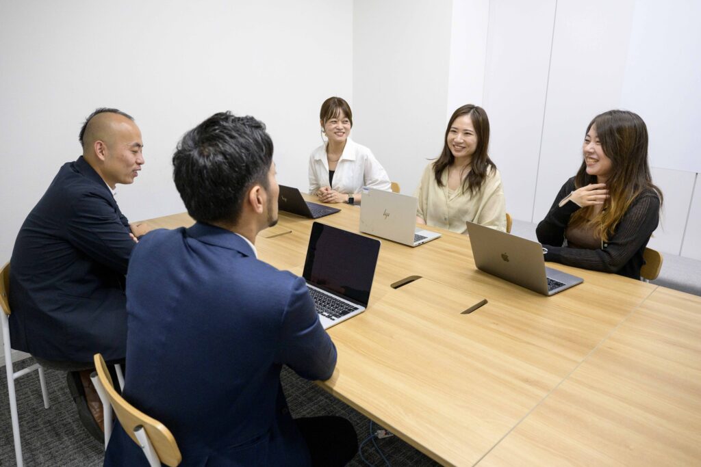 写真：談笑するクラウドワークス様と才流