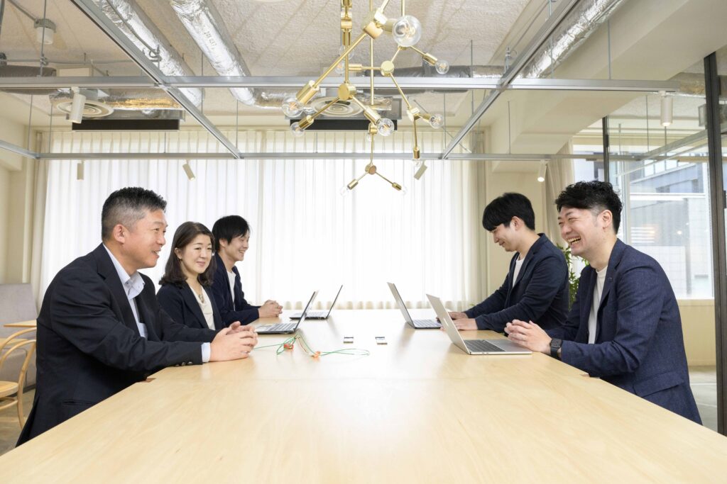 写真：テーブルを囲んで談笑するトヨタ自動車様と才流