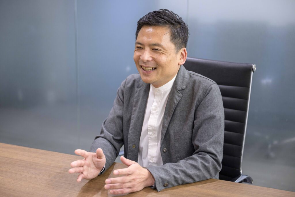 写真:笑顔で話すブレイン・ラボ安藤様