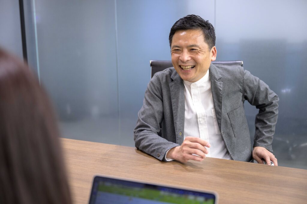 写真:笑顔で質問に答えるブレイン・ラボ安藤さん