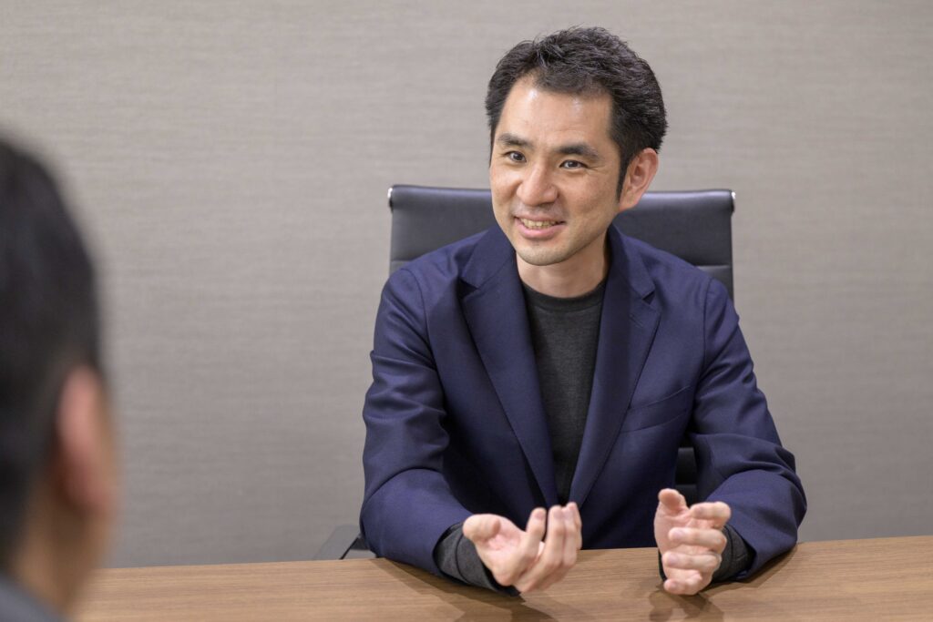 写真:インタビューに応じる才流の長谷川