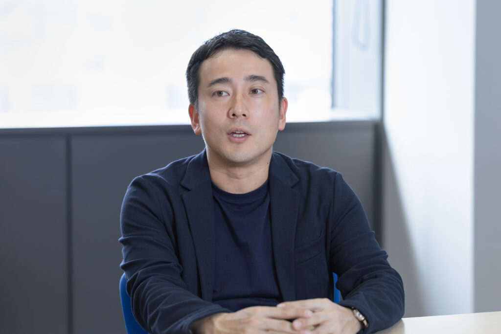 写真:インタビューに応じるイノベックス内藤さん
