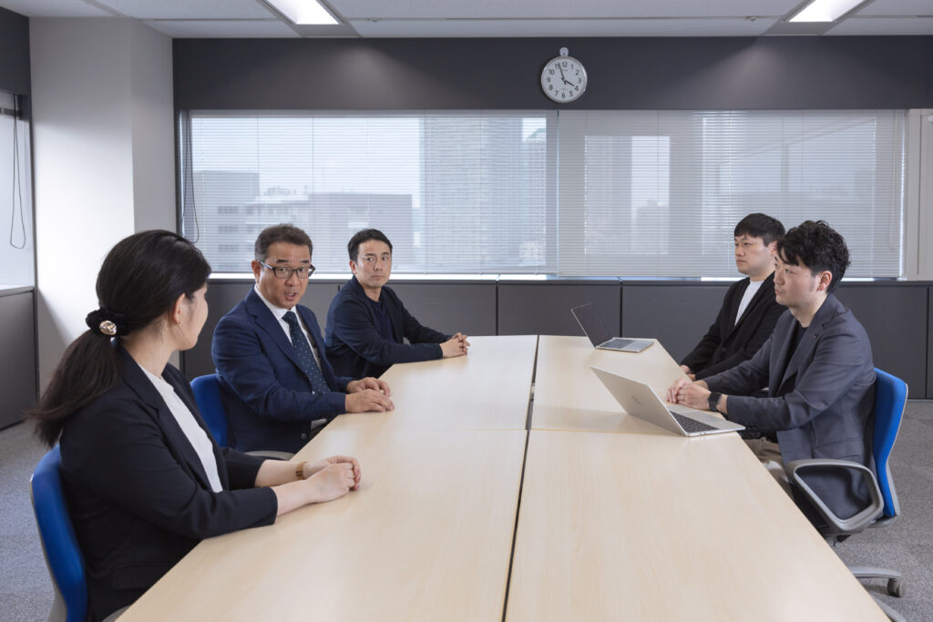 写真:ご自身の胸の内を語る福宮さんの話に耳を傾けるイノベックスと才流の面々