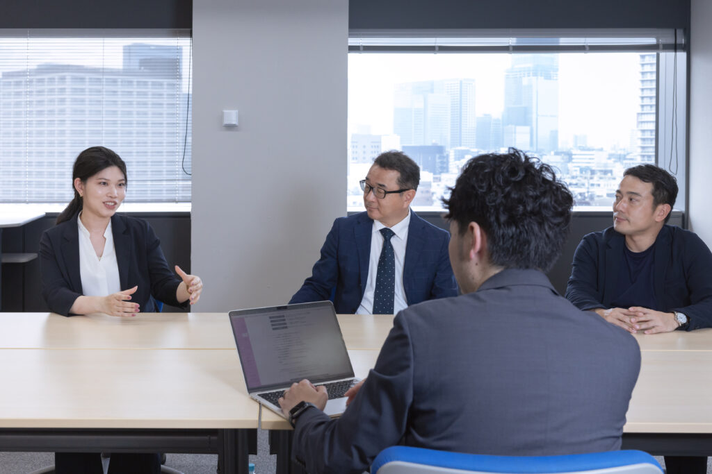 写真:会話するイノベックスの3名