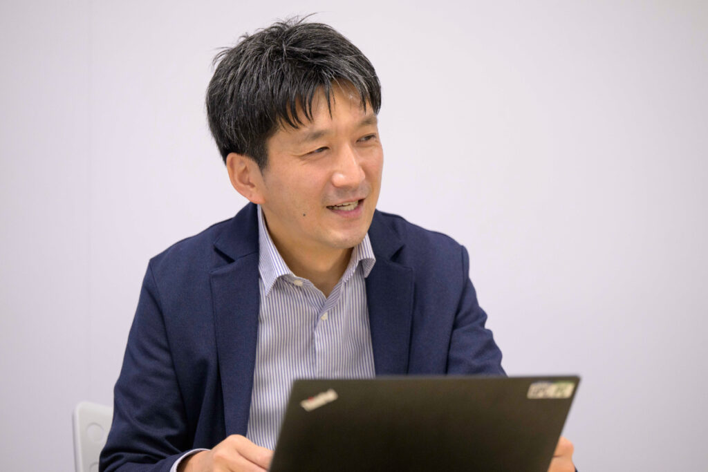 写真:インタビューに応じる日立ソリューションズ宮嶋さん
