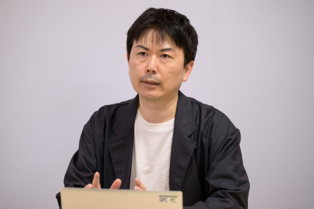 写真:インタビューに応じる日立ソリューションズ大下さん