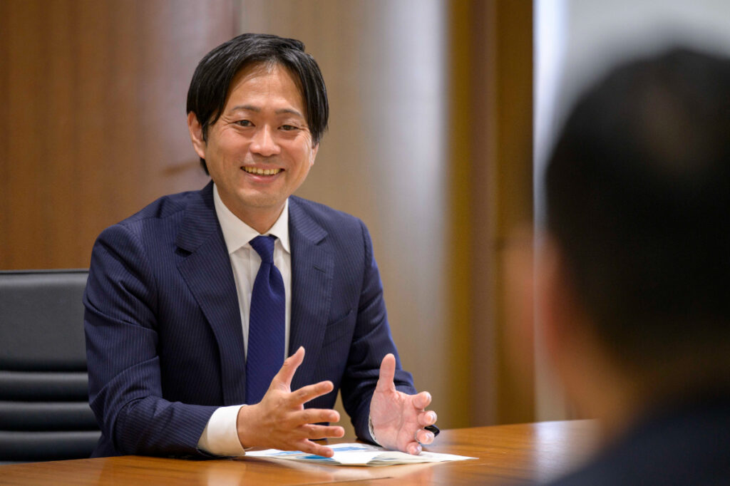写真:インタビューに応じる才流の政次
