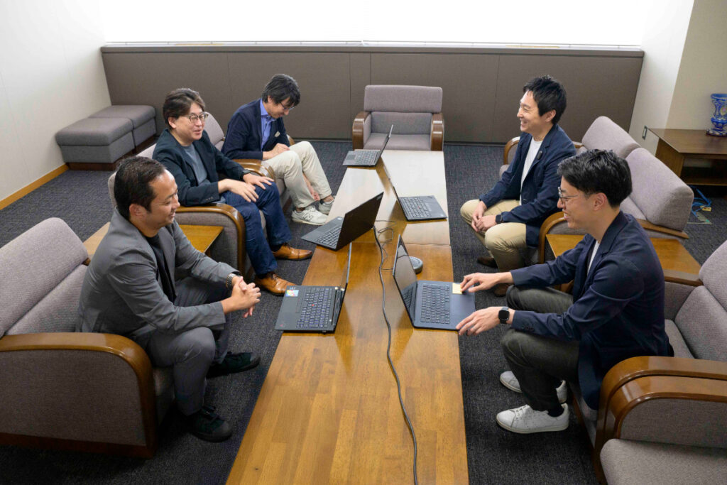 写真：談笑するティーガイアと才流のみなさん