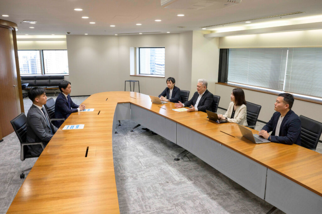 写真:取材中のNTTデータ様と才流