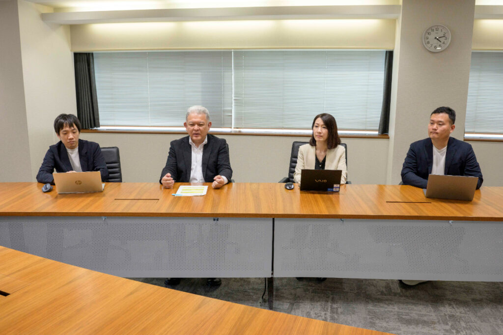 写真:取材中のNTTデータ様4名