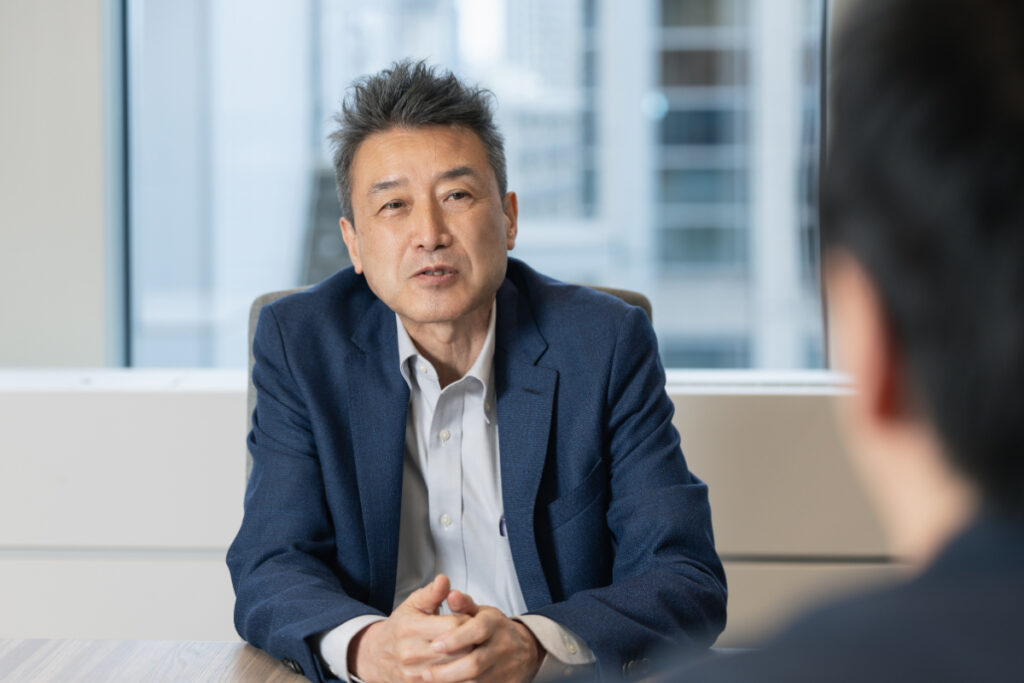 写真:インタビューに応じるジャスミーの佐藤社長