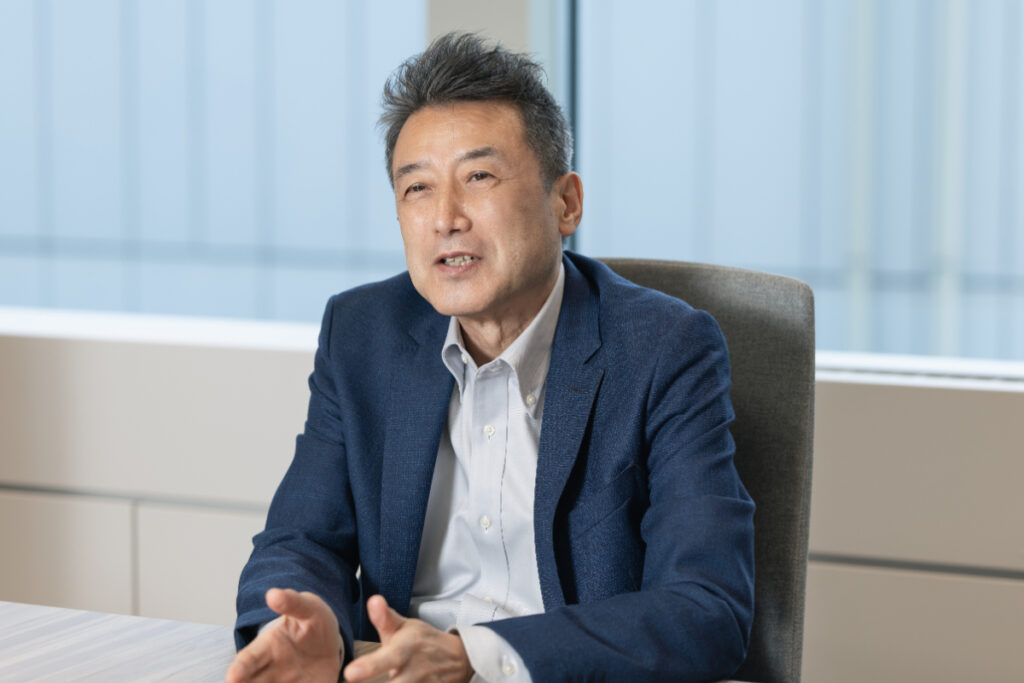 写真:インタビューに応じるジャスミーの佐藤社長