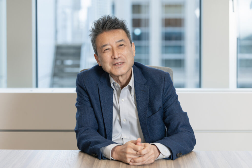 写真:インタビューに応じるジャスミーの佐藤社長