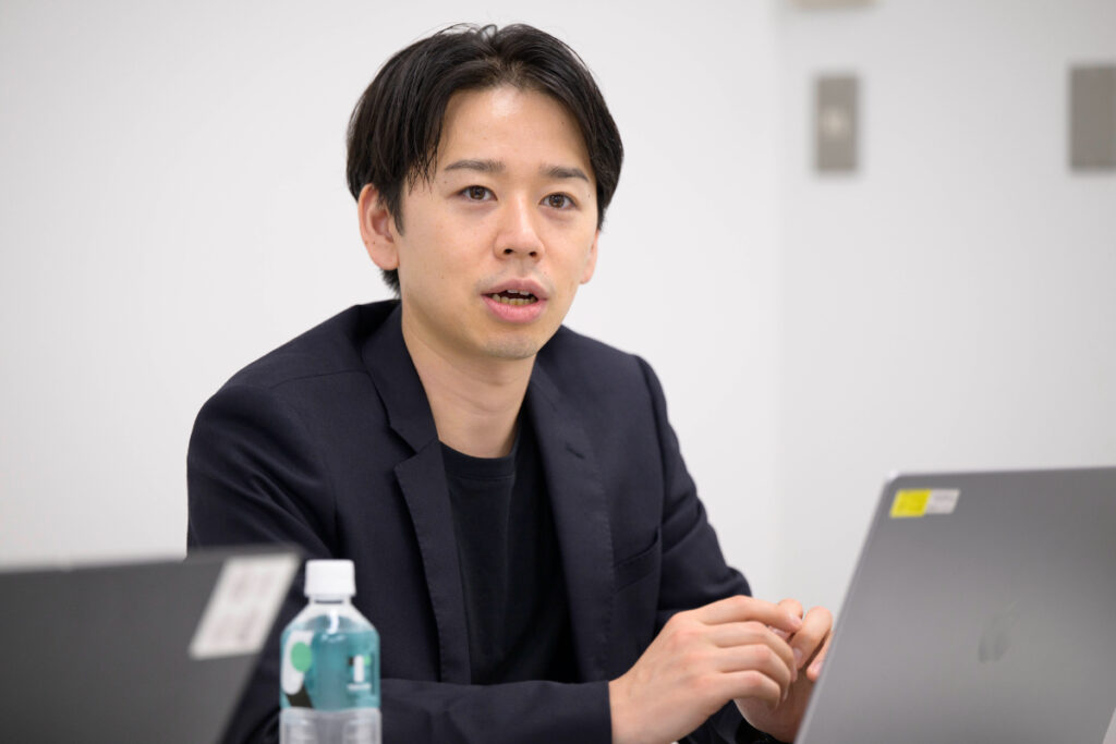 写真：インタビューに応じるTOKIUMの山下さん