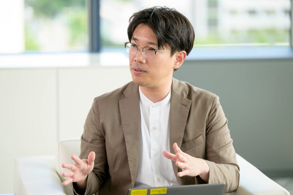写真:インタビューに応じる三井住友銀行の山下さん