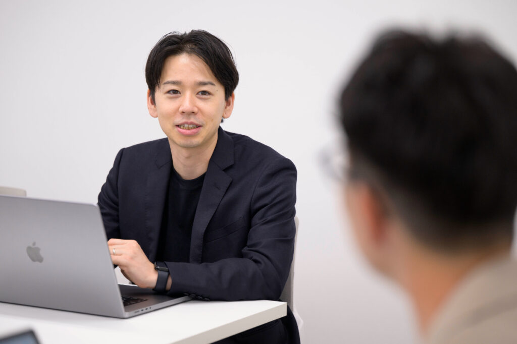 写真：インタビューに応じるTOKIUMの山下さん