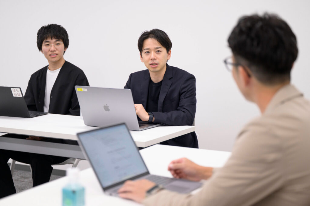 写真：インタビューに応じるTOKIUMの山下さんと和田さん