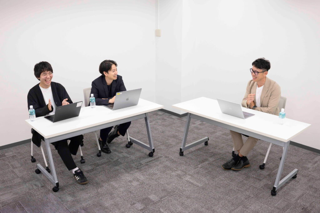 写真：談笑するTOKIUM様と才流の3人