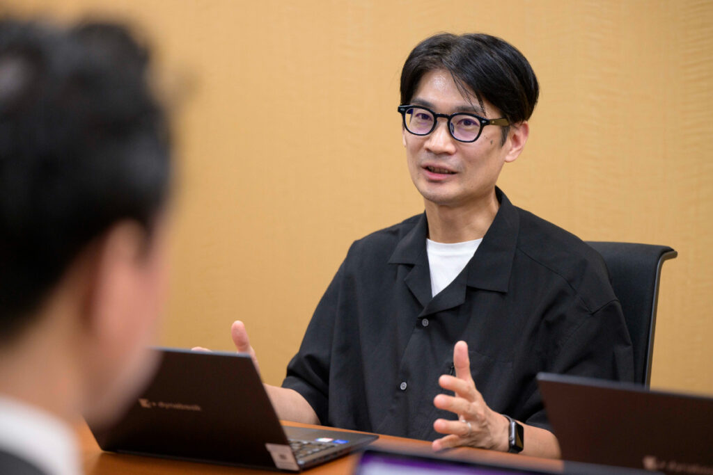 写真:インタビューに応じるTOPPANデジタルの原井さん