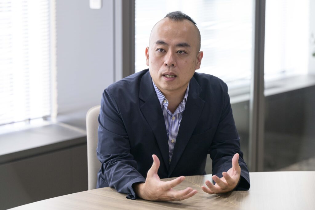 写真:インタビューに応じる才流の石田