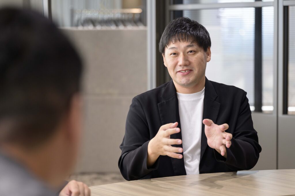 写真:インタビューに応じる才流の高野