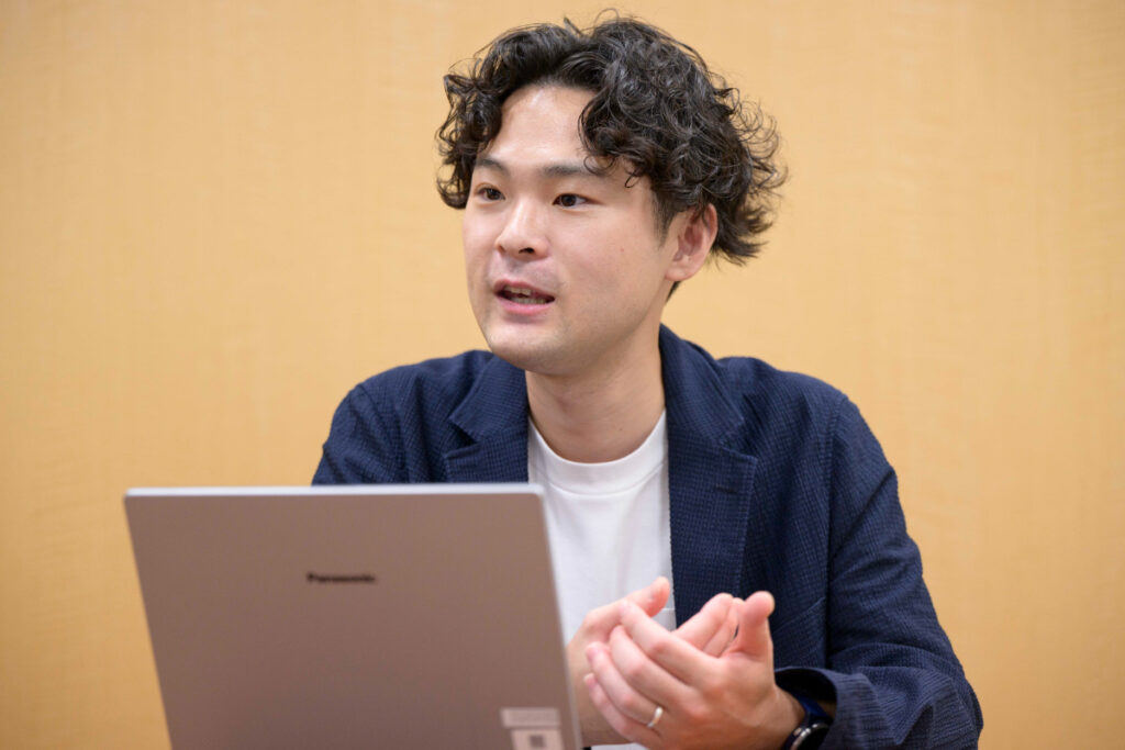 写真:インタビューに応じるTOPPANデジタルの坂内さん