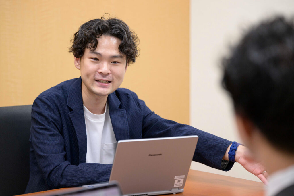 写真:インタビューに応じるTOPPANデジタルの坂内さん