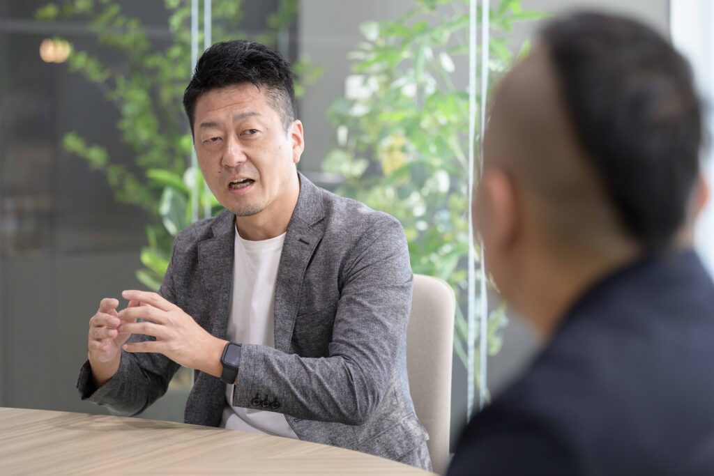 写真:インタビューに応じるユニアデックスの八巻さん