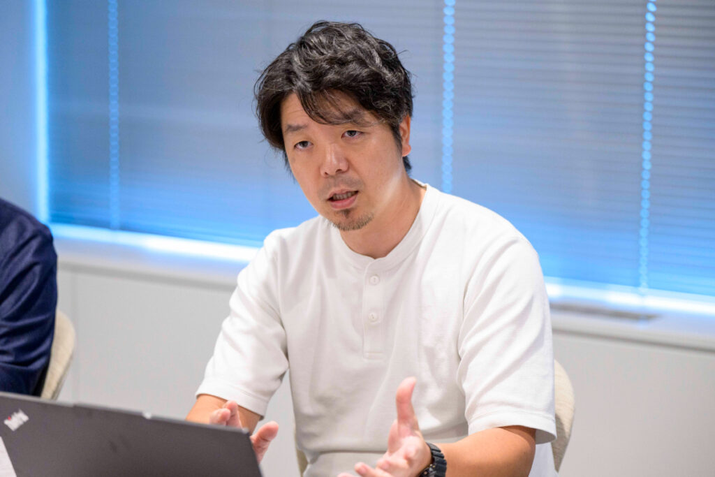 写真:インタビューに応じるTOPPANエッジの伴さん