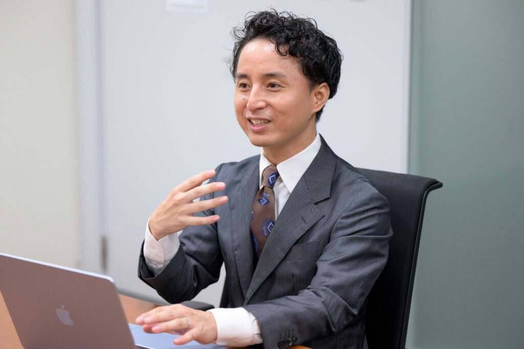 写真:インタビューに応じる才流の小島