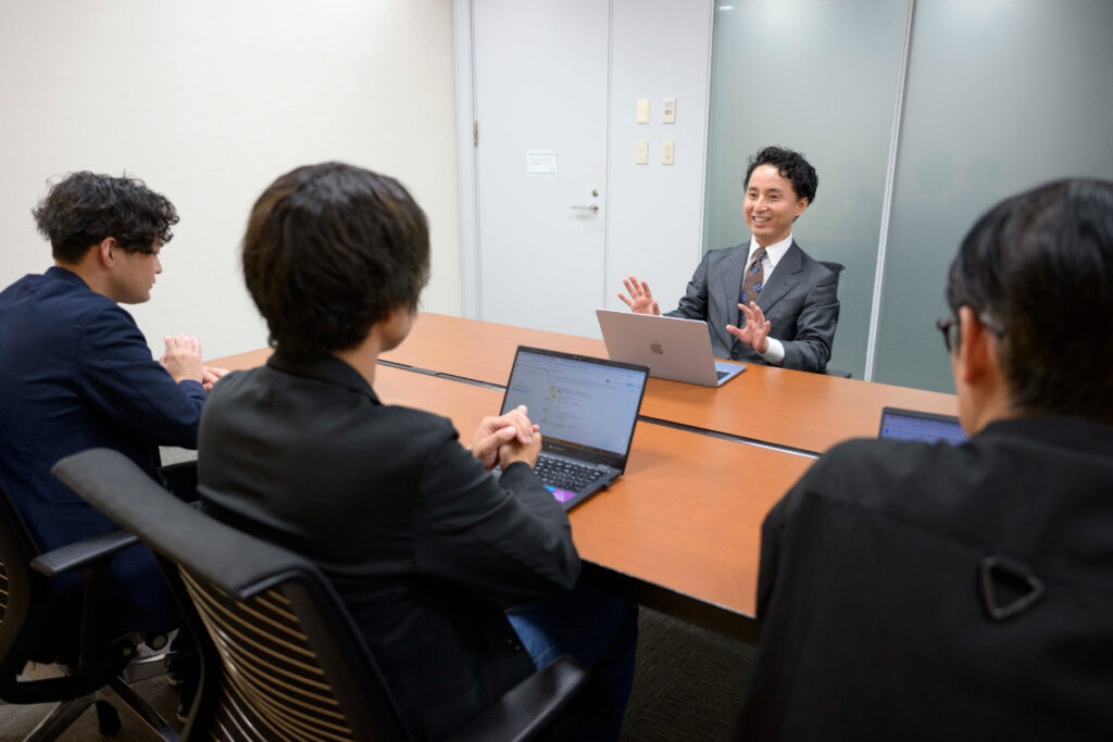写真:インタビュー中の才流 小島