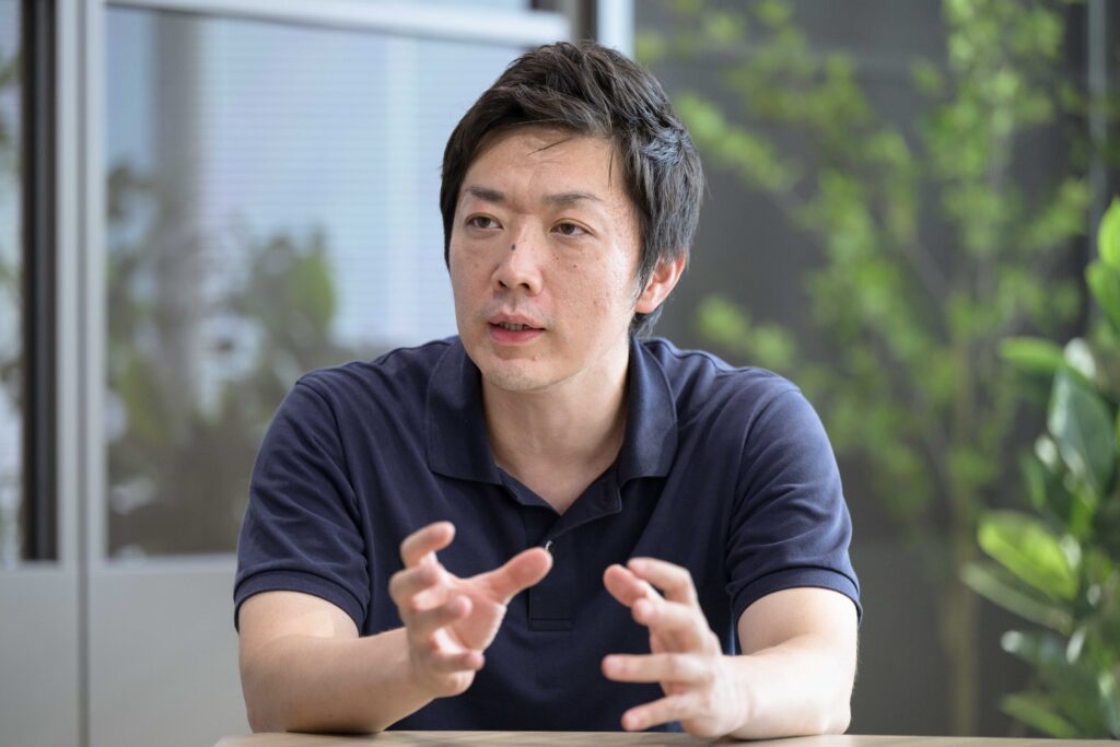 写真:インタビューに応じるユニアデックスの松尾さん