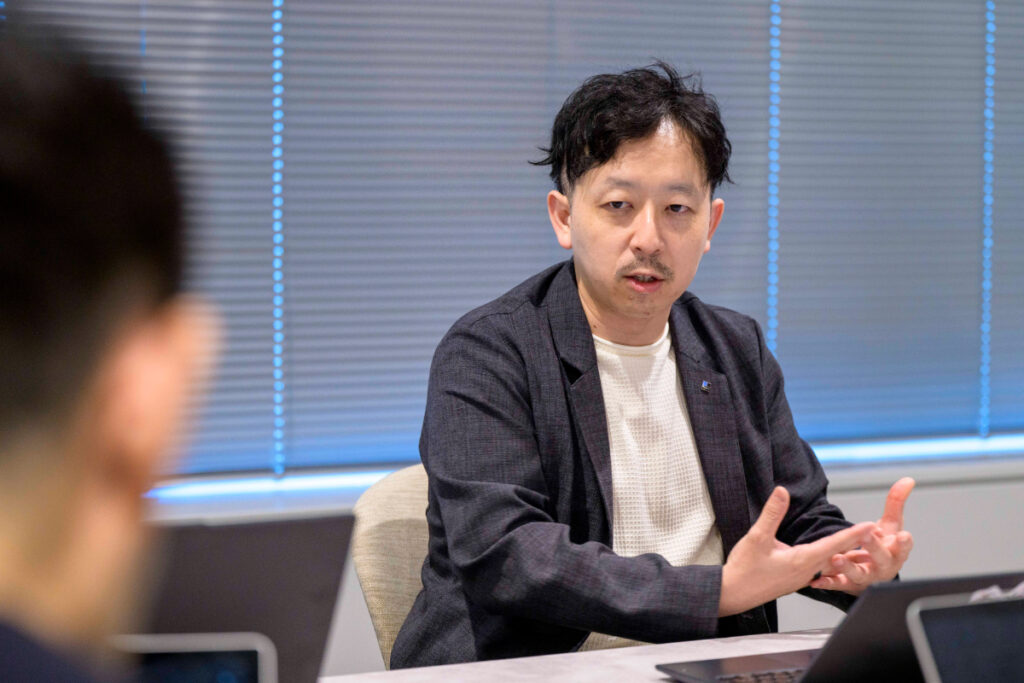 写真:インタビューに応じるTOPPANエッジの清水さん