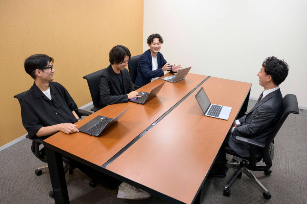 写真:談笑する4名