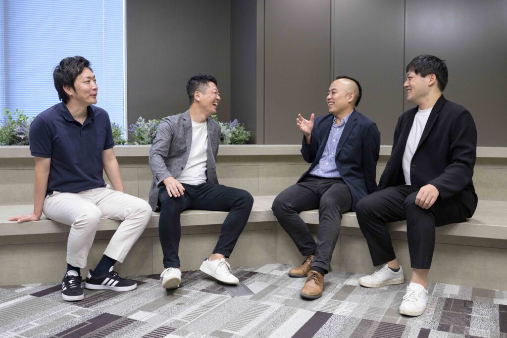 写真:談笑する4名