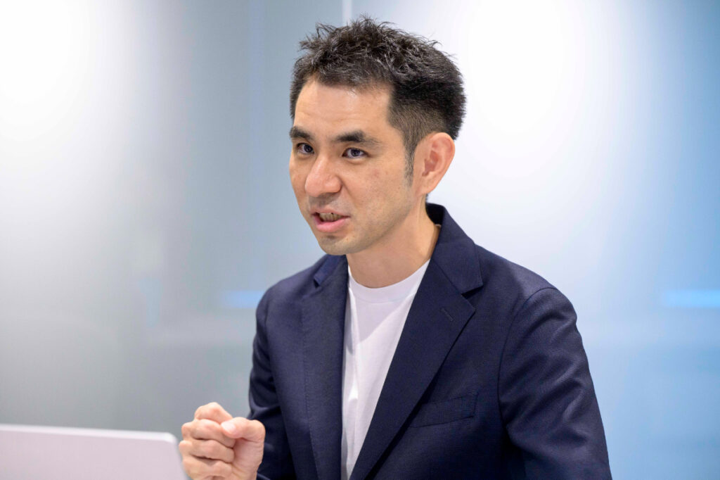 写真:インタビューに応じる才流の長谷川