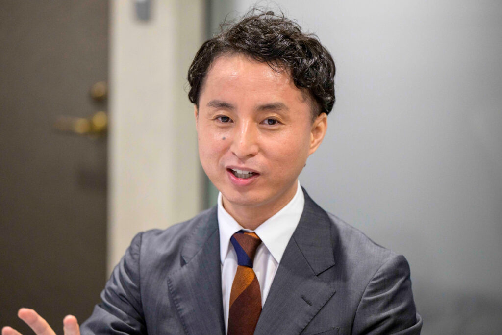 写真:インタビューに応じる才流の小島