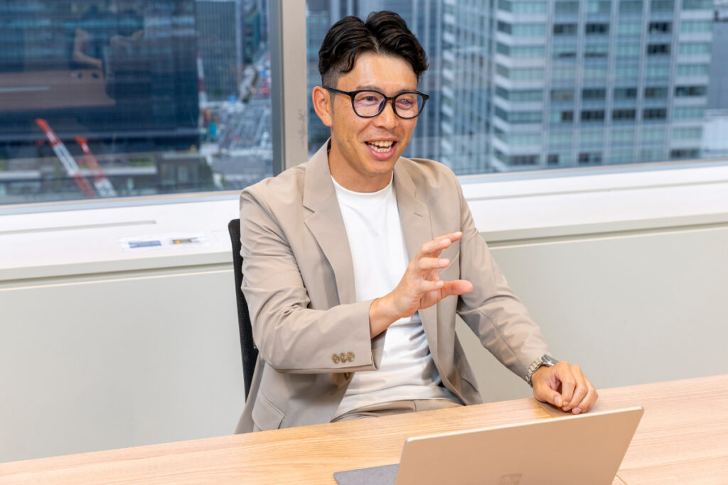 写真：インタビューに応じる才流の亀井