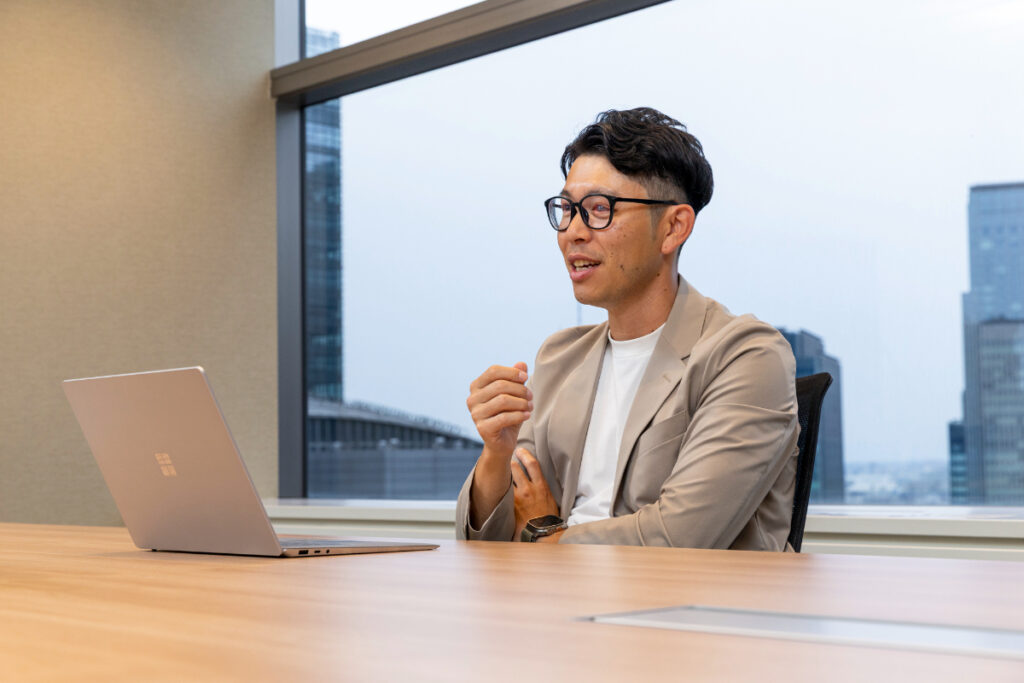 写真：インタビューに応じる才流の亀井