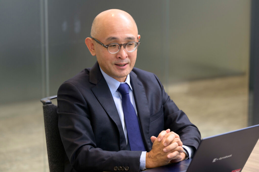 写真：インタビューに応じるTISの伊丹さん