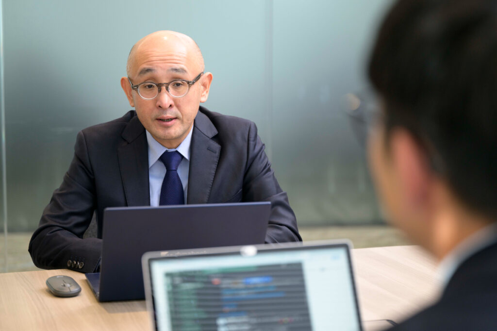 写真：インタビューに応じるTISの伊丹さん