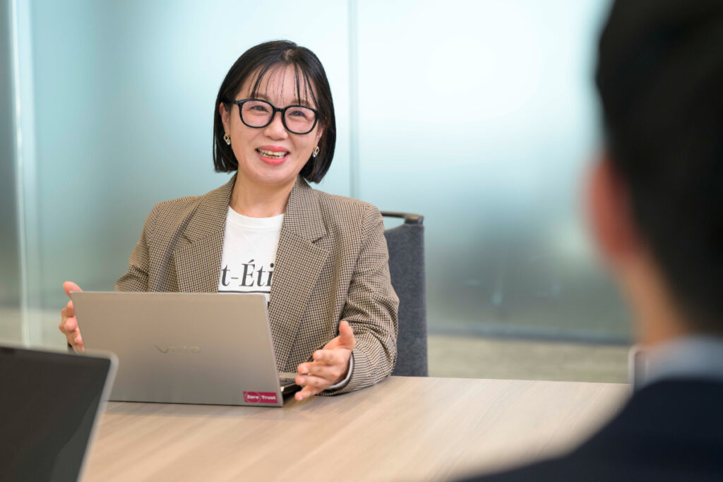 写真：インタビューに応じるTISの小林さん