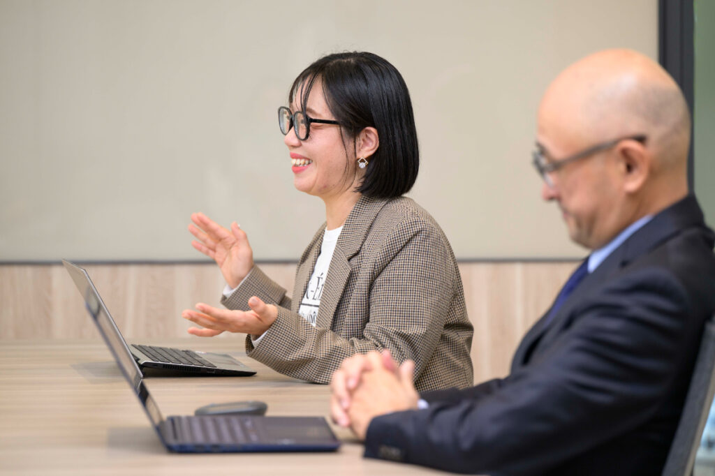 写真：インタビューに応じるTISの小林さん