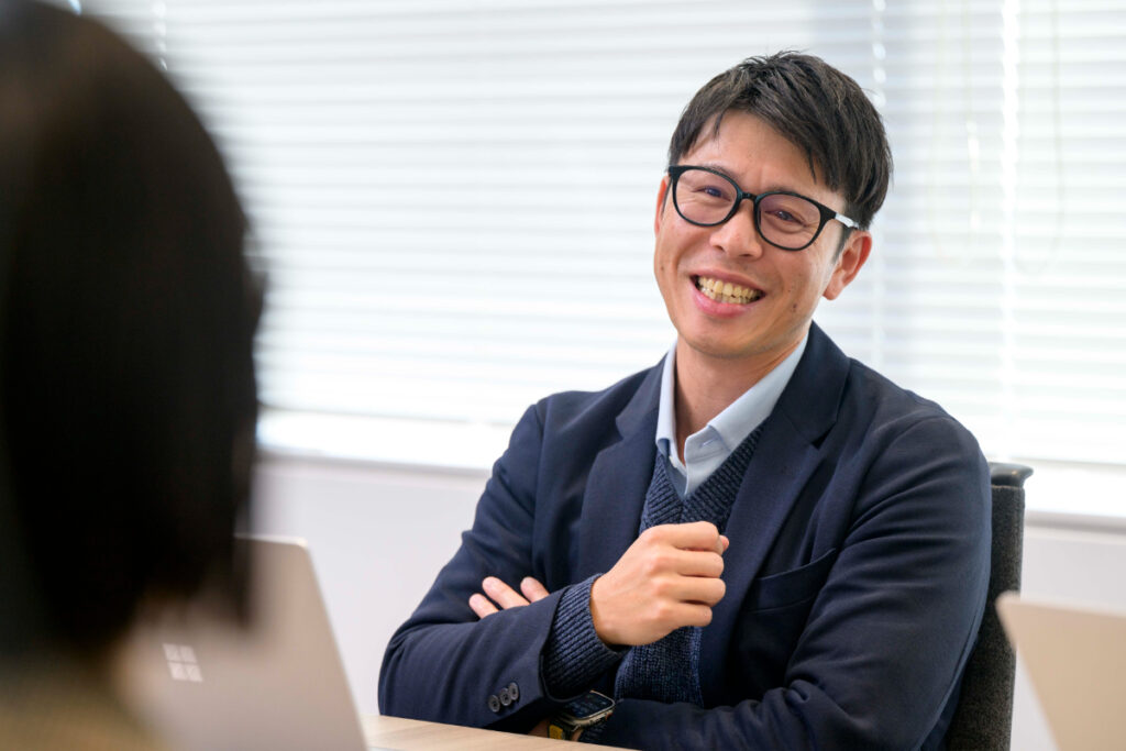 写真：インタビューに応じる才流の亀井