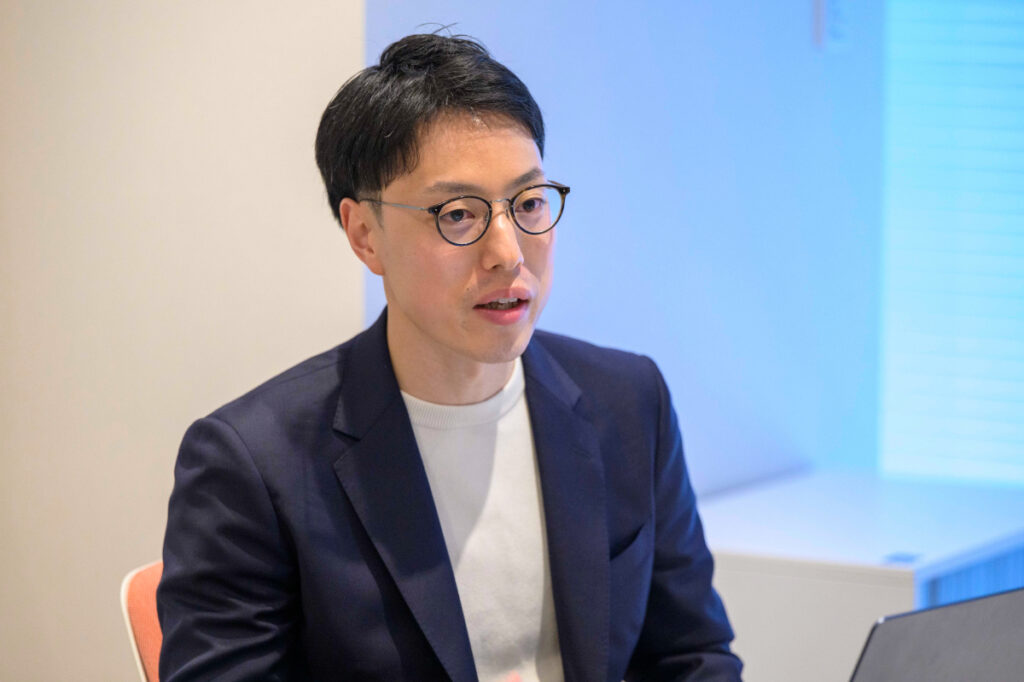 写真:インタビューに応じる才流の小東