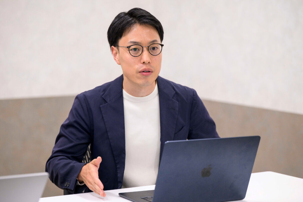 写真:インタビューに応じる才流の小東