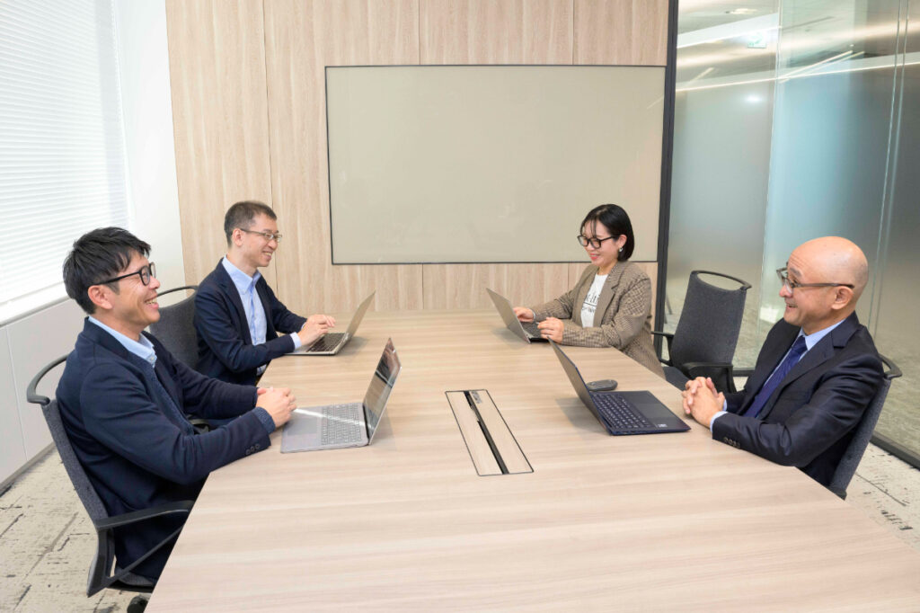 写真：談笑するTISと才流の4名